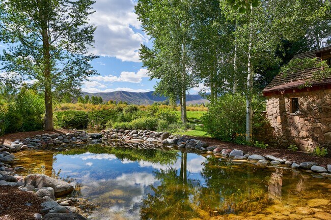 Building Photo - 1900-1902 Snowmass Creek Rd