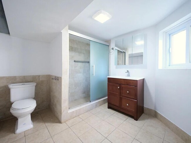 Extra wide Bathroom - 4324 W Parker Ave