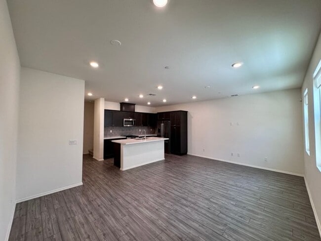 Building Photo - Spacious 3 Bedroom, 2.5 Bathroom Townhome ...