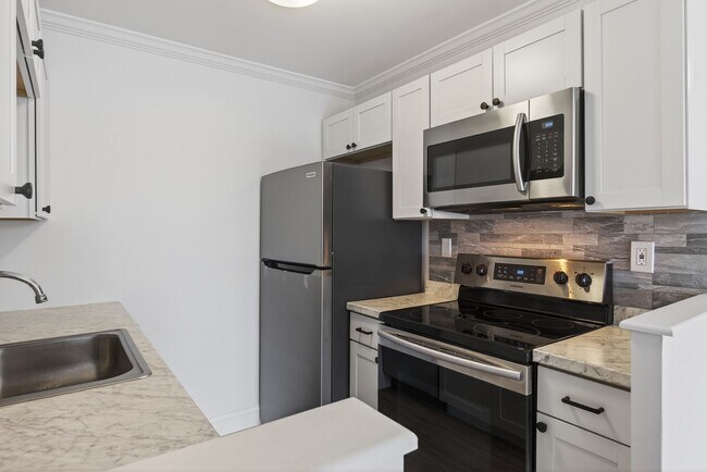Building Photo - Breakwater Condominiums #501-South Portland: 1 BR Condo with water-front access Available 06/01/2...