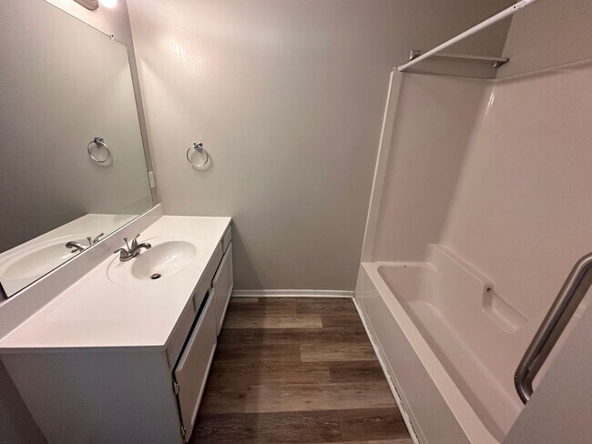 Building Photo - $1195 - 3 bedroom/ 2.5 bathroom - Townhome...