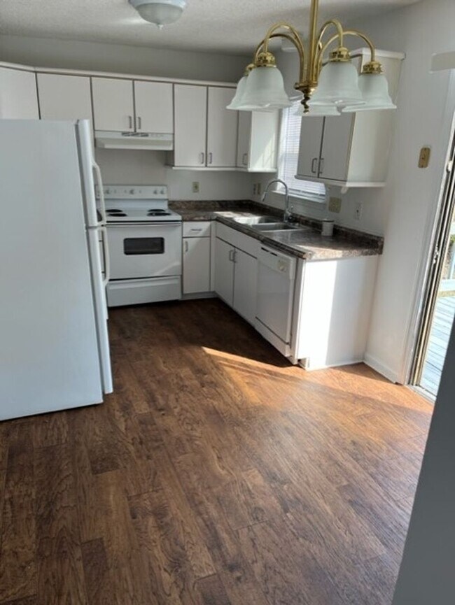 Building Photo - Available 3 bedroom/ 2 bathroom Home!