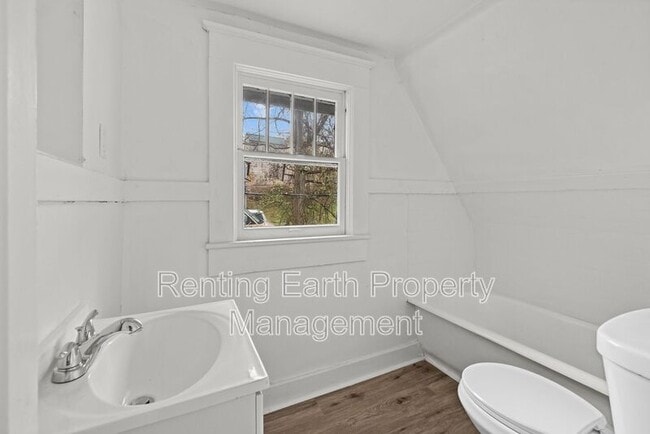 Building Photo - 1900 15th Ct N