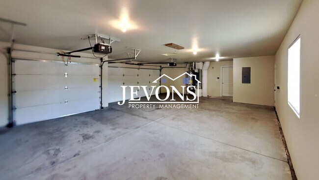 Building Photo - Enjoy this beautiful West Valley home with...