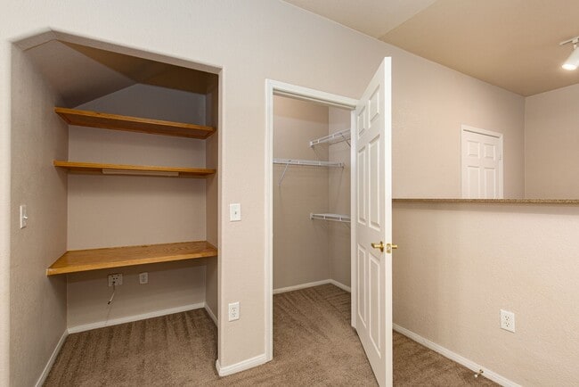 Building Photo - Ground floor one bedroom in luxury gated S...