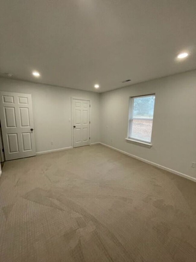 Building Photo - 419 E James Dr