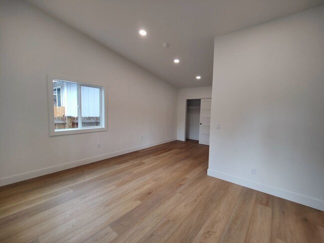 Building Photo - Brand new detached studio with a private f...