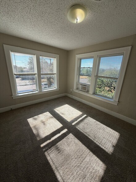 Building Photo - 2220 S Taylor St