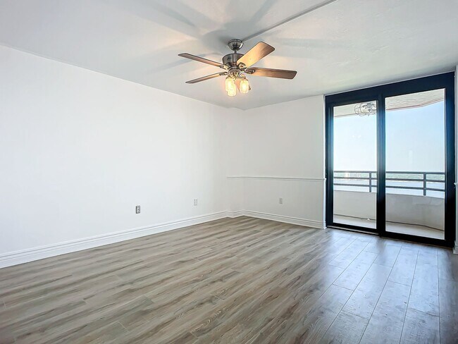 Building Photo - Stunning Penthouse Rental with Intracoasta...