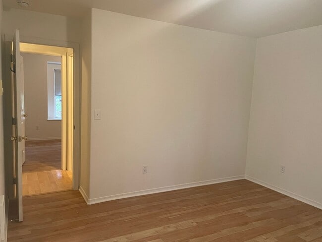Building Photo - Spacious Clinton Home with New Upgrades!
