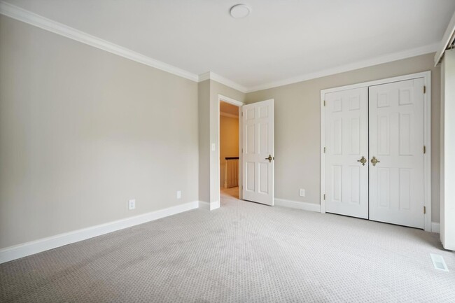 Building Photo - 5721 Londonderry Rd