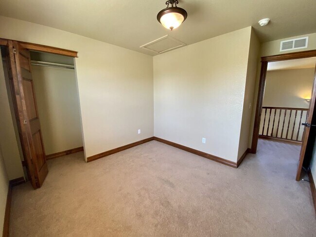 Building Photo - Spacious 4 bed 3.5 Bath in Maple Hill!