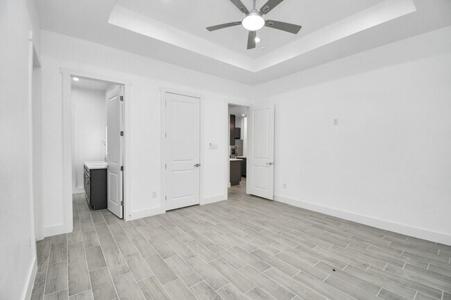 Building Photo - 517 Lovers Ln