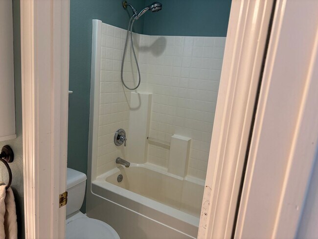 Building Photo - Lakeside Community Beauty