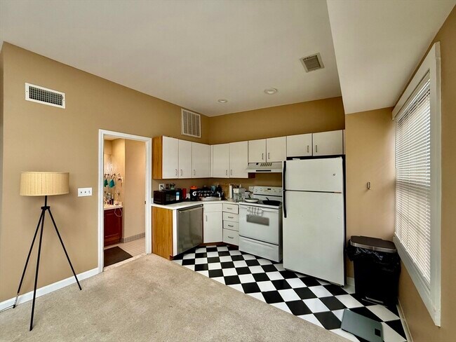 Building Photo - 21 Linden St