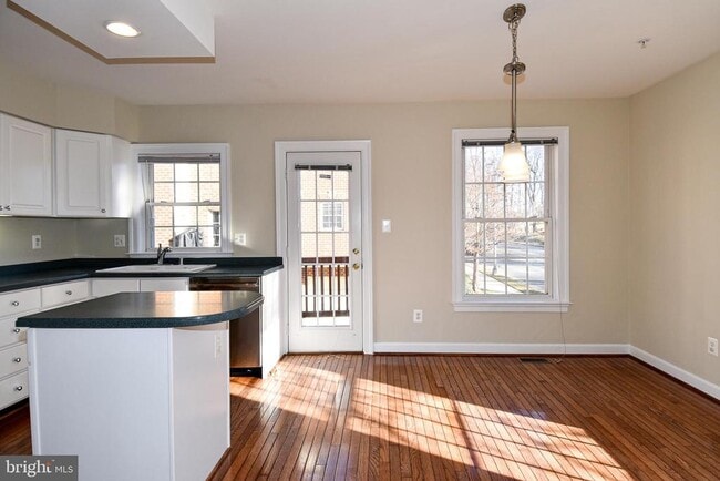 Building Photo - 2400 N Greenbrier Ct