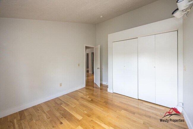 Building Photo - 2407 NE Skidmore St