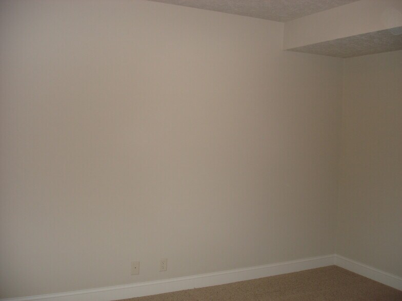 Building Photo - 975 Sautter Dr