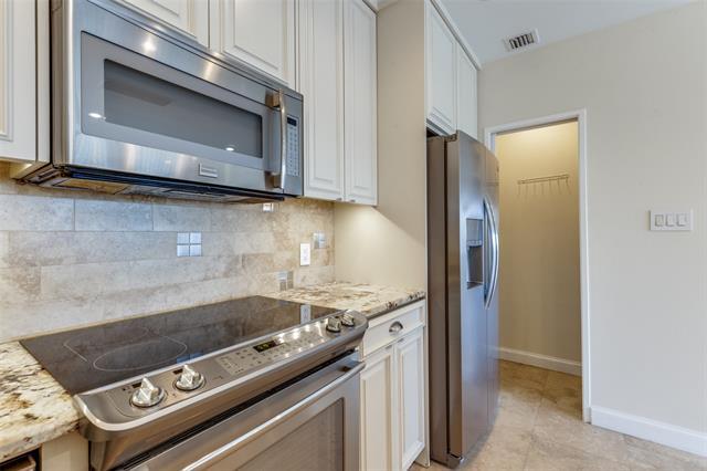 Building Photo - 6211 W Northwest Hwy