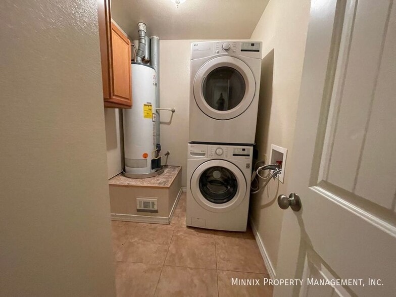 Building Photo - 1400 5th Ave