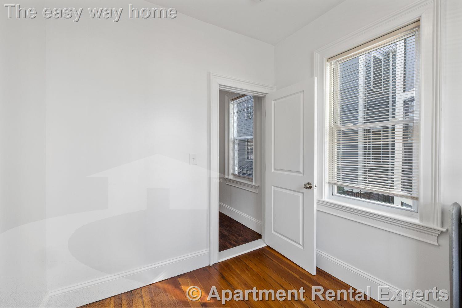 Building Photo - 122 Columbia St