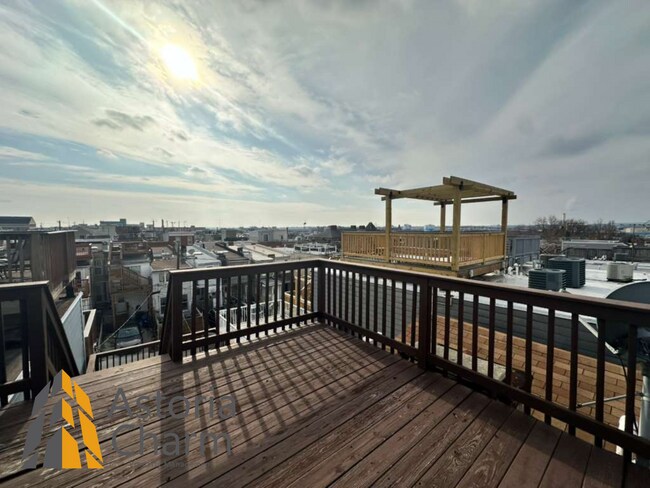 Building Photo - 3 Bedroom Home with Rooftop Views and Modern Finishes