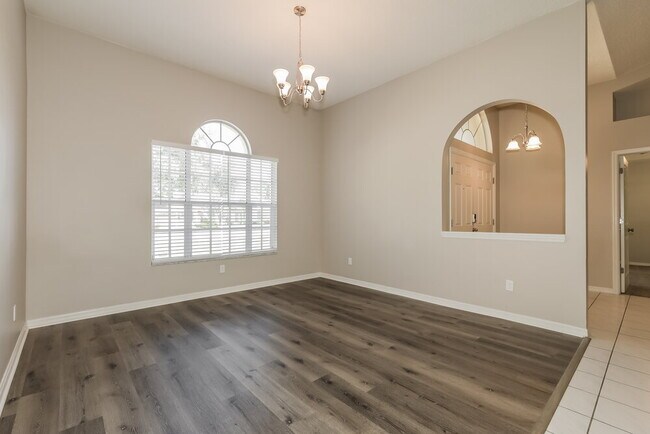 Building Photo - 910 Clearcreek Dr