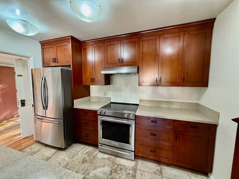 Building Photo - 5600 Kensington Way