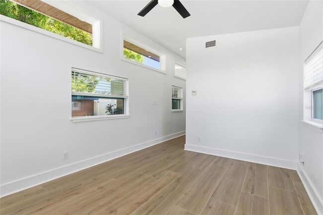 Building Photo - 3916 W Iowa Ave