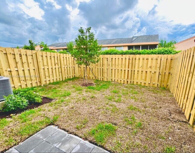 Building Photo - 1658 SE 26th Ter