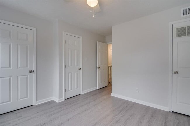 Building Photo - Remodeled 2 bedroom 1.5 bathroom townhome ...