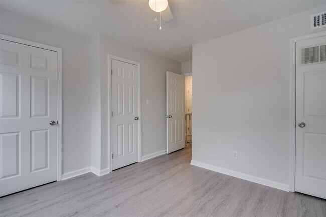 Building Photo - Updated 2BED/1BATH Townhome with bonus fle...
