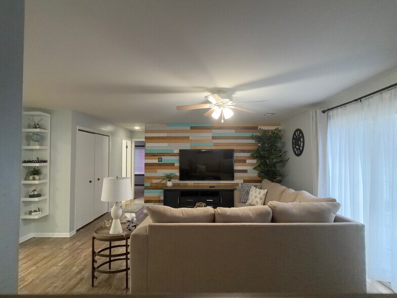 Building Photo - 920 Camellia Dr