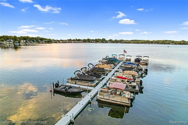 Building Photo - 855 S Pontiac Trail