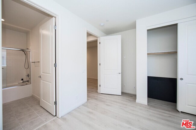 Building Photo - 10922 Mesa Ct