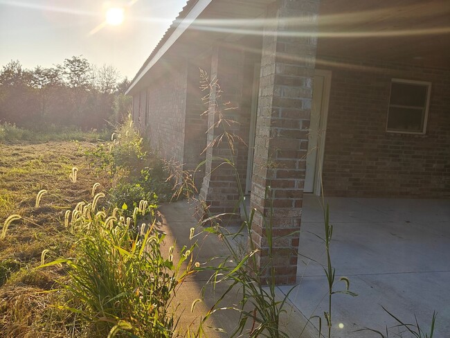 Building Photo - 3 Bedroom Single Family Home in Pleasant Hope