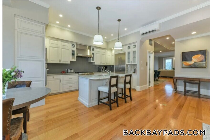 Building Photo - 214 Beacon St