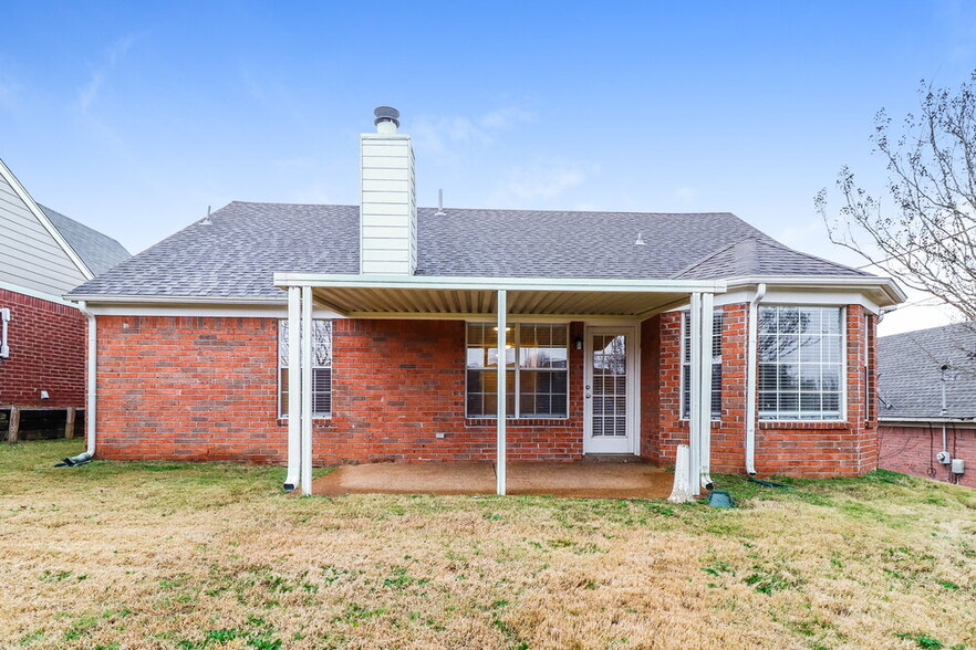 Building Photo - 2204 Stone Stream Dr