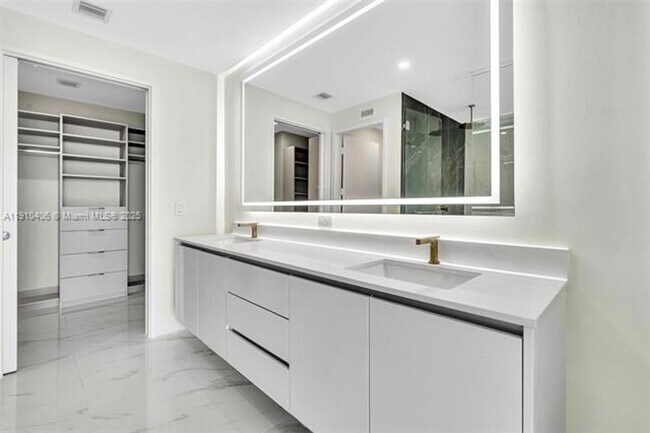 Building Photo - 700 NE 24th St