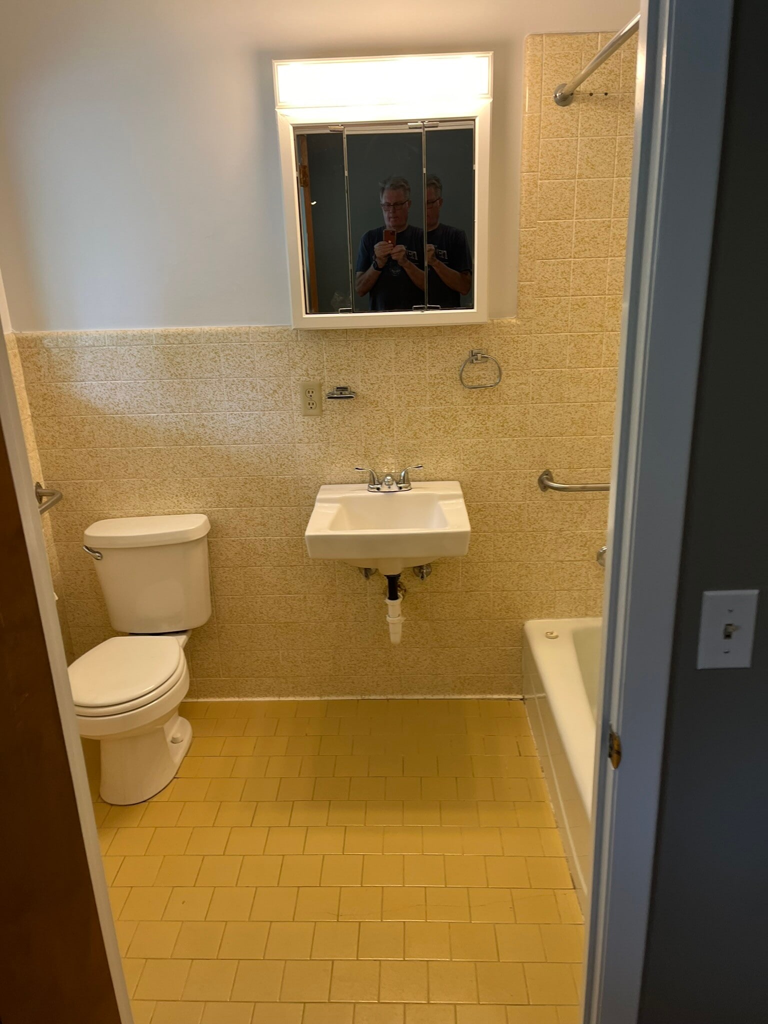 Building Photo - 3020 Fernbrook Ln