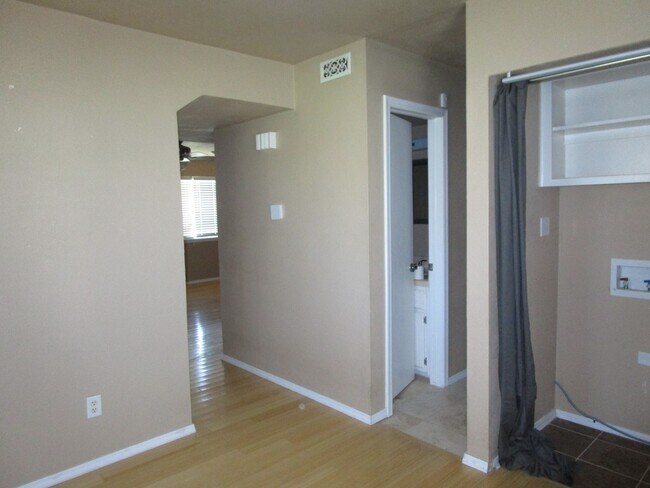 Building Photo - (2) Bed/(2.5) Bath Townhome Avail Now! Poo...