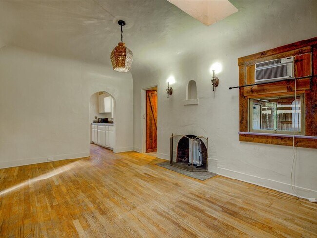 Building Photo - 2 Bedroom 2 Bathroom