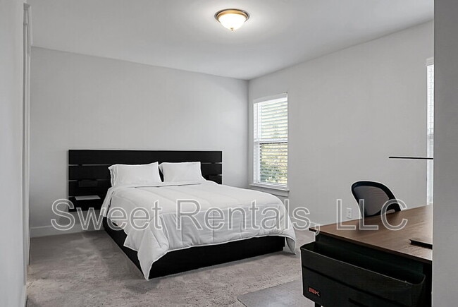 Building Photo - 4565 Mixson Ave