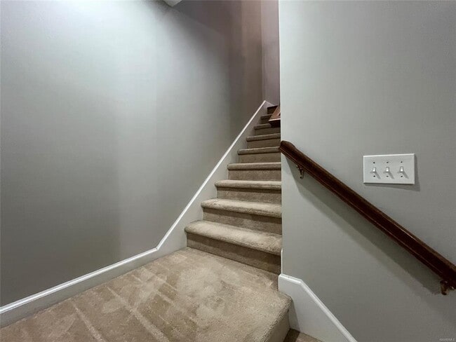 Building Photo - 704 Emerald Dr