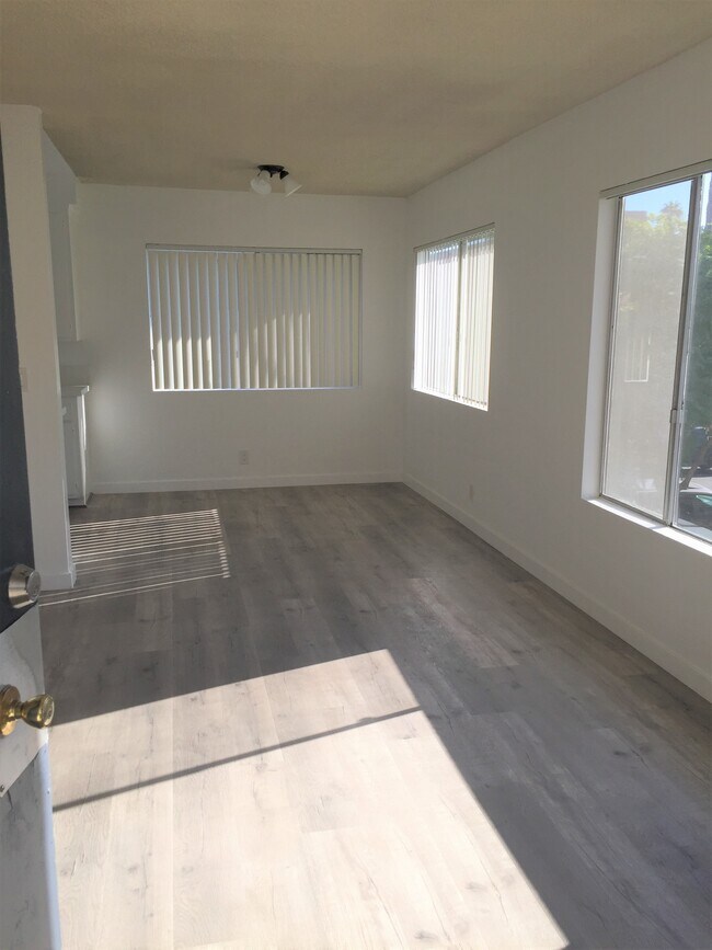 Actual dining area before staging - 1611 Brockton Ave