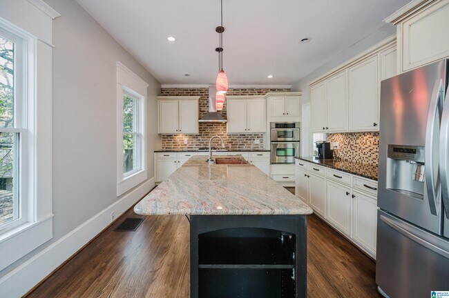 Building Photo - 2810 Rhodes Cir S