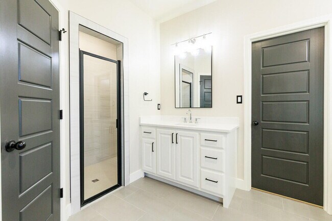 Building Photo - 5825 Grinnell St