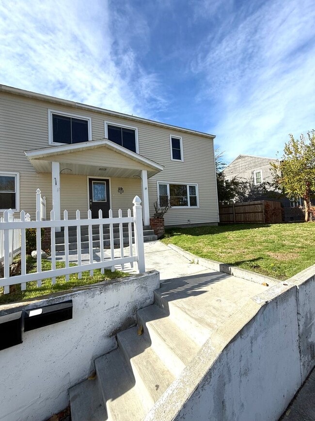 Building Photo - 1431 Johnston Ave