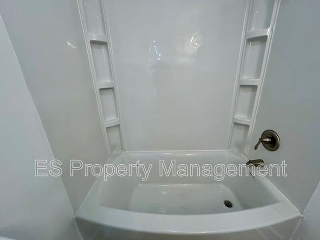 Building Photo - 2960 N Park Ave