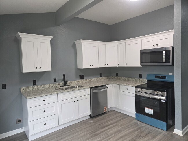 Building Photo - 307 E Pembroke Ave